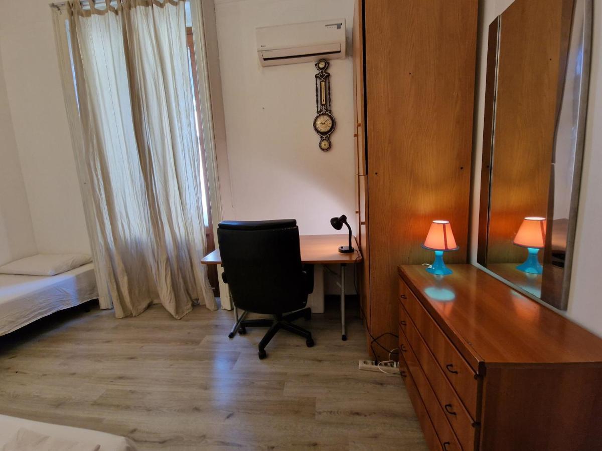 Private Room In A Quiet Apartment In The City Center 米兰 外观 照片